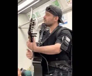 آواز خیابانی؛ پسره با چه بند و بساطی تو مترو آهنگ ترکی میخونه فقط دستگاه پوز رو بازوش