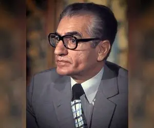 سفر به ایام قدیم سال 1334 / تراکتورسواری محمدرضا پهلوی تو روستای پدری