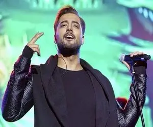 آواز احساسی؛ امیر مقاره وقتی آهنگ دوست دارم خدایی رو خوند اشکاش بند نیومد
و رفت 