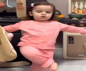 آواز شادونه؛ دختربچه نرمالو یه رقص جنگولکی و منعطفی میره آدم دیدنی کمرش رگ به رگ میشه