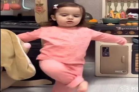 آواز شادونه؛ دختربچه نرمالو یه رقص جنگولکی و منعطفی میره آدم دیدنی کمرش رگ به رگ میشه