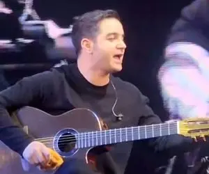 آواز احساسی؛ میکروفن محسن یگانه تو آهنگ بهت قول میدم به اذن خدا چرخید سمتش چه ذوقید