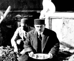 یک عکس یک روایت؛ استخوان کریم خان پس از نبش قبر در سینی نقره تقدیم رضا شاه شد