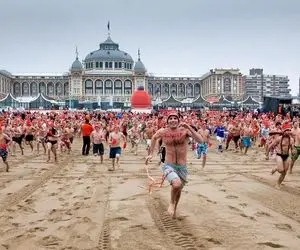 (عکس) عجیب ترین سنت های شب سال نو در جهان