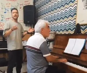 آواز بهشتی؛ مرد جوان زیر نوای پیانو پیرمرد آهنگ شبزده حامدی خوند و چرت همه رو پروند