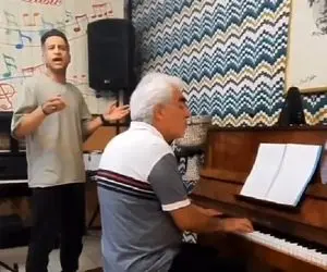 آواز بهشتی؛ مرد جوان زیر نوای پیانو پیرمرد آهنگ شبزده حامدی خوند و چرت همه رو پروند