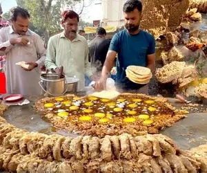غذای خیابانی؛ شامی شاهی بمبئی که کنار جاده می پزن و مردم واسه خوردنش تو صفن
