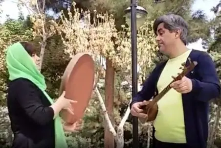 آواز خیابانی؛ زن و مرد خوش ذوق تو پارک میزنن و میخونن خانمه سوتی داد آقاعه جمعش کرد