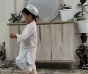 آواز شاد؛ ببینید این پسر بچه اندازه لوبیا سفید چه با ادا و اصول میرقصه آدم ضعف میکنه