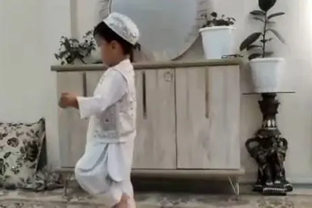آواز شاد؛ ببینید این پسر بچه اندازه لوبیا سفید چه با ادا و اصول میرقصه آدم ضعف میکنه