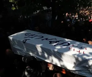 گزارش کامل آیین خاکسپاری داریوش مهرجویی و همسرش؛ از حاشیه تا سوگ