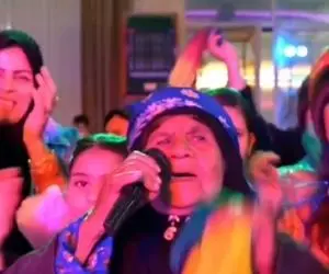 آواز محلی؛ مادر بزرگ یه تنه با خوندنش مجلس رو گرم کرد فقط خوشحالی نوه هاش