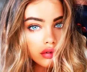 قدرت سکوت زنانه؛ چطور یه زن با زبان بدن و اعتماد به نفس بدون حرف زدن همرو جذب میکنه؟