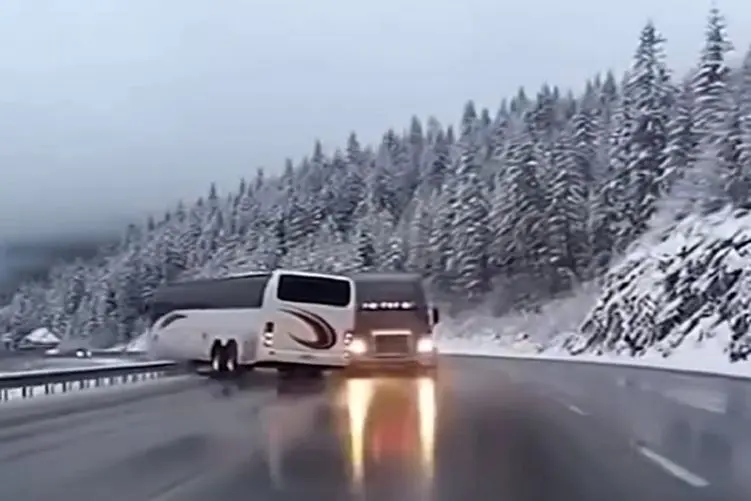 معماری طبیعت؛ راننده اتوبوس تو جاده برفی خوابش برد یه مملکتو به فنا داد