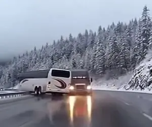معماری طبیعت؛ راننده اتوبوس تو جاده برفی خوابش برد یه مملکتو به فنا داد