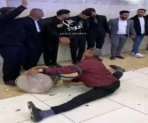 آواز شاد؛ مرد نوه بروسلیه 180 زده کف تالار طبل میزنه هر کسی رد میشه پول بارونش میکنه