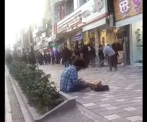 آواز خیابانی؛ ببینید این مو فرفری چه دلنواز کف خیابون سنتور میزنه!