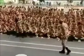 آواز شاد؛ رقص مایکل جکسونی سرباز نظامی تو پادگاه که دوستاش هی براش دست و سوت میزنن