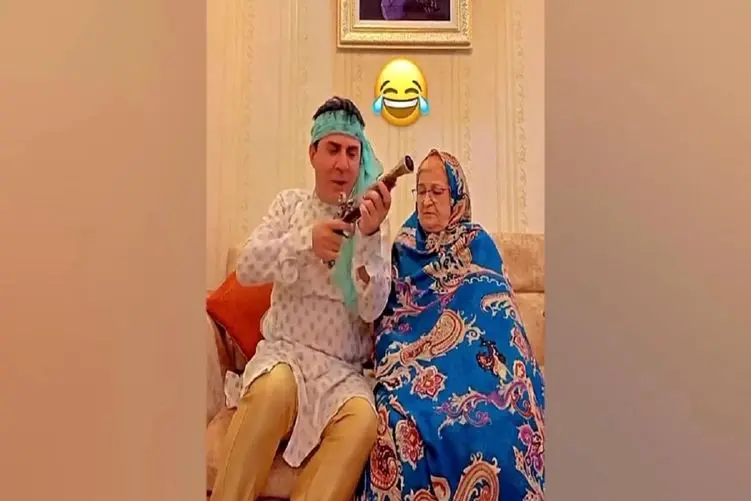 آواز شادانه؛ عمو پورنگ هندی میخونه و میرقصه مامان خانوم ریزه اش از خنده ریسه میره