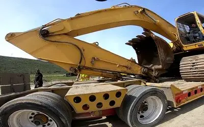 جا به جایی های جانکاه؛ بیل مکانیکی رو می خوان سوار یه خاور کنه نصف خودش