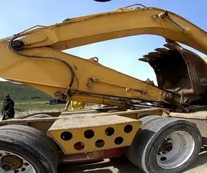 جا به جایی های جانکاه؛ بیل مکانیکی رو می خوان سوار یه خاور کنه نصف خودش