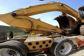 جا به جایی های جانکاه؛ بیل مکانیکی رو می خوان سوار یه خاور کنه نصف خودش