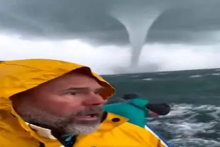 معماری طبیعت؛ گردباد تو دریا مسافرای قایق رو هم سفره ی عزرائیل میکنه