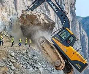 ابزارآلات غول پیکر؛ اپراتور ماهر بیل مکانیکی که بر هنر ساخت جاده کوهستانی تسلط دارد