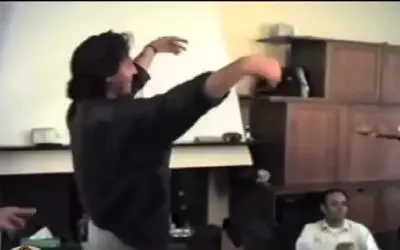 سکانس شاد/ رقص دلبرانه ابوالفضل پور عرب در پشت صحنه در دوران جوونیش واقعا دیدنیه