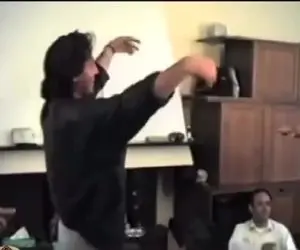 سکانس شاد/ رقص دلبرانه ابوالفضل پور عرب در پشت صحنه در دوران جوونیش واقعا دیدنیه