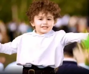 آواز محلی؛ پسر بالاج مو فرفری بختیاری با رقص دستمالش و اون لباسش هوش از سر میپرونه