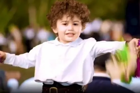 آواز محلی؛ پسر بالاج مو فرفری بختیاری با رقص دستمالش و اون لباسش هوش از سر میپرونه