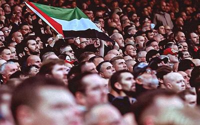 (عکس) حمایت از مردم مظلوم فلسطین و غزه در ورزشگاه آنفیلد
