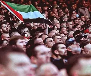 (عکس) حمایت از مردم مظلوم فلسطین و غزه در ورزشگاه آنفیلد