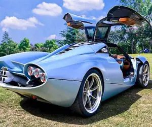 ماشین لوکس؛ بزرگترین فراری جهان با موتور توربو از پر طاووس و نقره ساخته شده