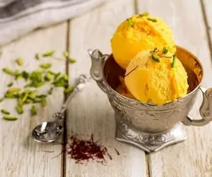 آشپزی حرفه ای؛ طرز تهیه خوشمزه ترین بستنی زعفرانی با همه نکات و ترفند هاش