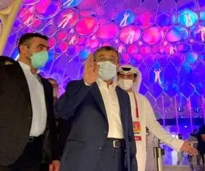 (عکس) تصویری متفاوت از احمدی نژاد پای دار قالی!