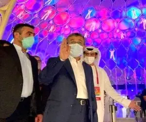 (عکس) تصویری متفاوت از احمدی نژاد پای دار قالی!