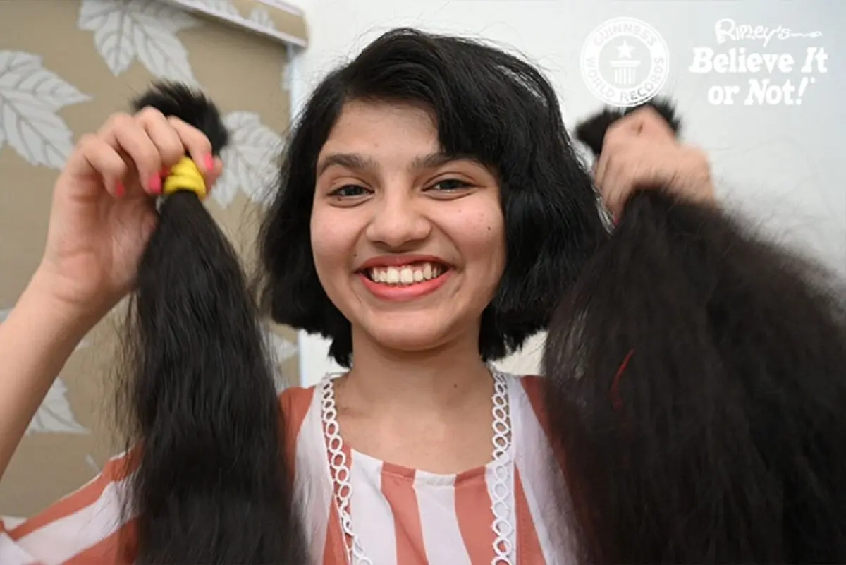 Nilanshi-holding-up-two-bunches-of-her-hair_tcm25-655457