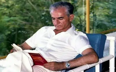 سفر به ایام قدیم سال 1338؛ محمدرضا پهلوی با دهن پانسمان شده در بیمارستان