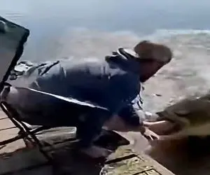 معماری طبیعت؛ مرده اومد ماهی بگیره ماهی اونو گرفت برد ته آب زنش چه زار میزنه