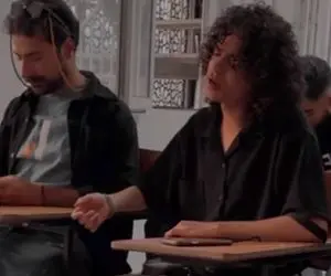 آواز پرهیاهو؛ پسر خوش گیس سر کلاس زد زیر آواز و خوند تموم شدیم و این قصه به سر رسید