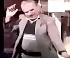 آواز خیابانی؛ پیرمرد تو خیابون انگار منتظر بوده فقط آهنگ پخش شه تا دلی از عزا دربیاره