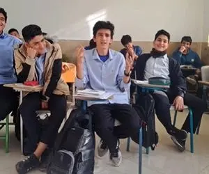 استعداد درخشان؛ دانش آموزه به 7-8 تا زبون زنده دنیا مثل بلبل حرف زد