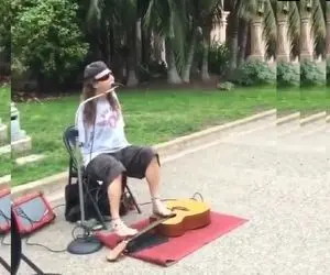 آواز خیابانی؛ ببینید موزیسین خارجی که دست نداره چه خفن با پاهاش گیتار میزنه و میخونه