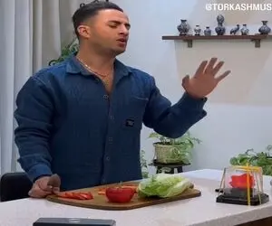 آواز احساسی؛ پسر وسط گوجه خیار خرد کردن خوندنش گرفت والا حقشه بره بالا بالاها بنازم