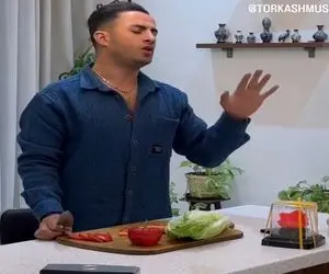 آواز احساسی؛ پسر وسط گوجه خیار خرد کردن خوندنش گرفت والا حقشه بره بالا بالاها بنازم