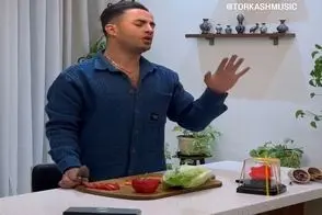 آواز احساسی؛ پسر وسط گوجه خیار خرد کردن خوندنش گرفت والا حقشه بره بالا بالاها بنازم