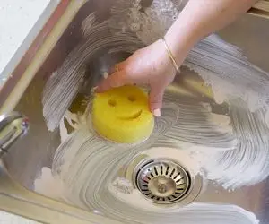 ترفندهای خانگی؛ دنبال شوینده های شیمیایی نباش با این با سه قلم مواد سینک برق بنداز