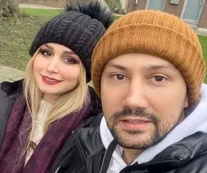 عکس شاهرخ استخری و همسرش در کنار فرزندانشان